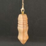 Pendule artisanal de radiesthésie fait main à Royan en bois de pommier