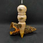 pendule de radiesthésie en bois d'abricotier. Fait main en tournage sur bois à Royan