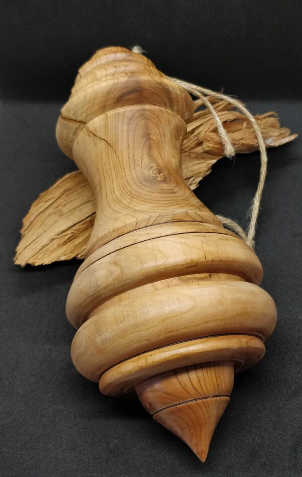 Pendule de radiesthésie Howood en bois d'abricotier - fais mains en tournage sur bois par Corinne Ligeard