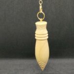 Pendule de Thôt / égyptien artisanal tourné par Corinne Ligeard en bois de buis