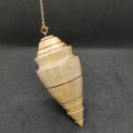 oli pendule de radiesthésie en bois de chêne avec pointe précise et sa petite chaîne