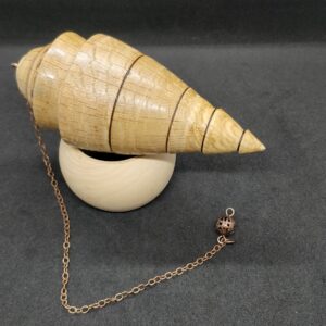Joli pendule de radiesthésie en bois de chêne avec pointe précise et sa petite chaîne