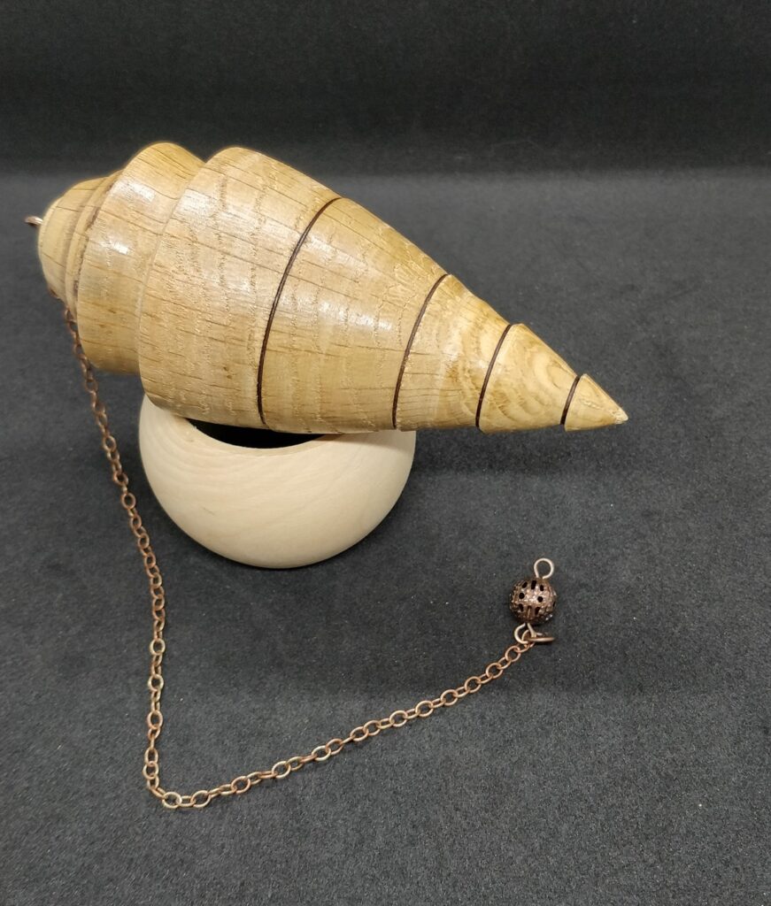 Joli pendule de radiesthésie en bois de chêne avec pointe précise et sa petite chaîne