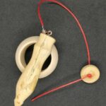 Joli pendule de radiesthésie en buis au veinage verticale et longiligne. bois qui continue de travailler, faille visible.