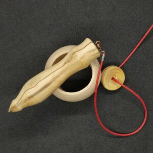 Joli pendule de radiesthésie en buis au veinage verticale et longiligne. bois qui continue de travailler, faille visible.