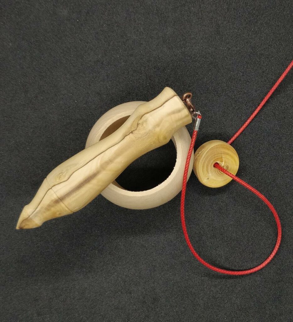 Joli pendule de radiesthésie en buis au veinage verticale et longiligne. bois qui continue de travailler, faille visible.