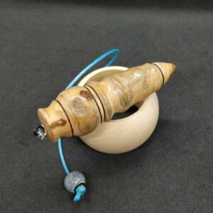 Très joli pendule de radiesthésie en abricotier aux reflets bleu gris