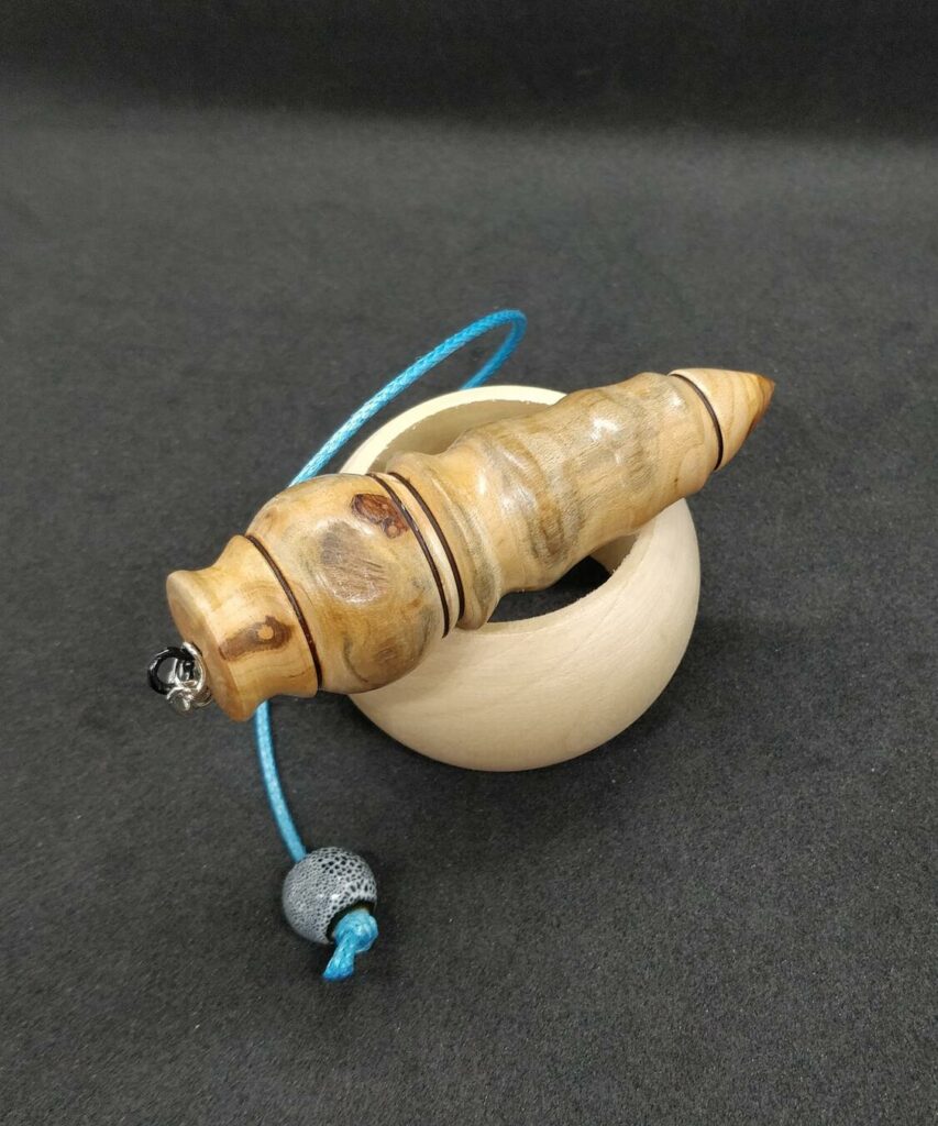 Très joli pendule de radiesthésie en abricotier aux reflets bleu gris