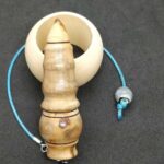 Très joli pendule de radiesthésie en abricotier aux reflets bleu gris