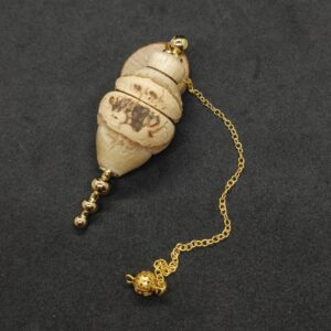 Pendule artisanal de radiesthésie en chêne-liège de Charente-Maritime et métal doré