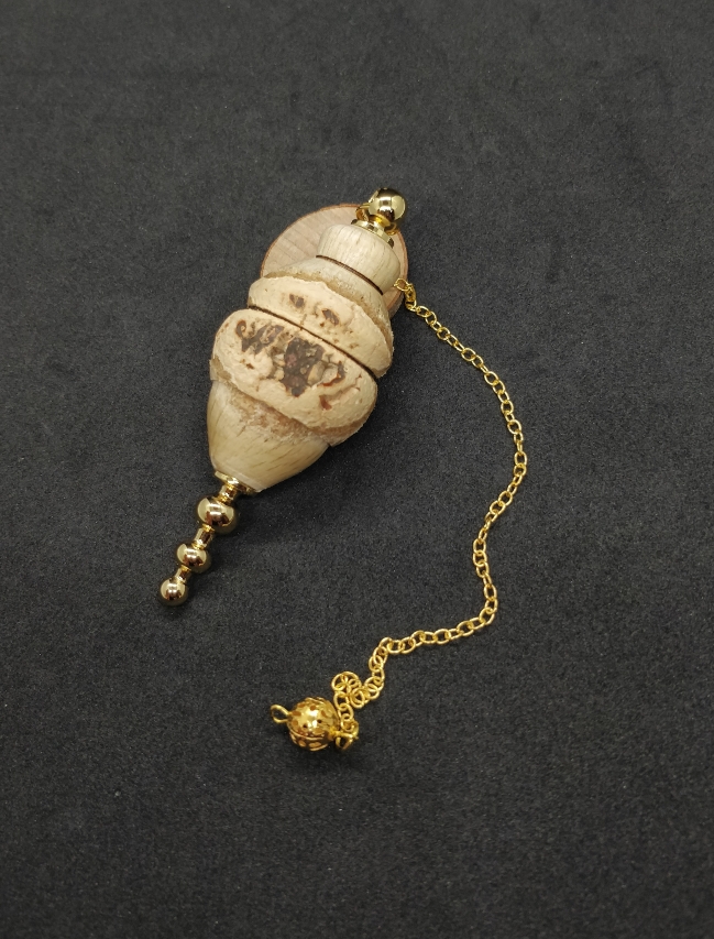 Pendule artisanal de radiesthésie en chêne-liège de Charente-Maritime et métal doré