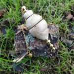 Pendule artisanal de radiesthésie en chêne-liège de Charente-Maritime et métal doré