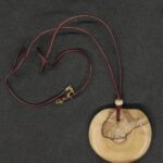 Très joli collier en bois d'Olivier de Charente Maritime.