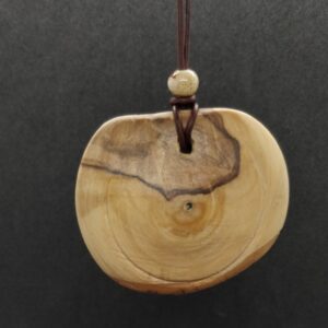 Très joli collier en bois d'Olivier de Charente Maritime.