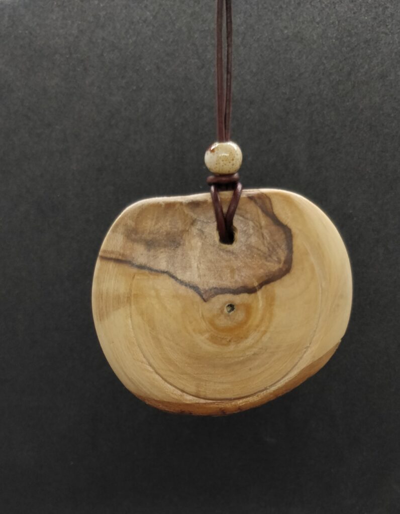 Très joli collier en bois d'Olivier de Charente Maritime.