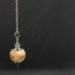 Pendule broche de radiesthésie fait main métal et bois d'if howood