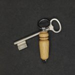 Porte-clés en bois de noyer couleur foncé, fabrication artisanale HOWOOD en France.