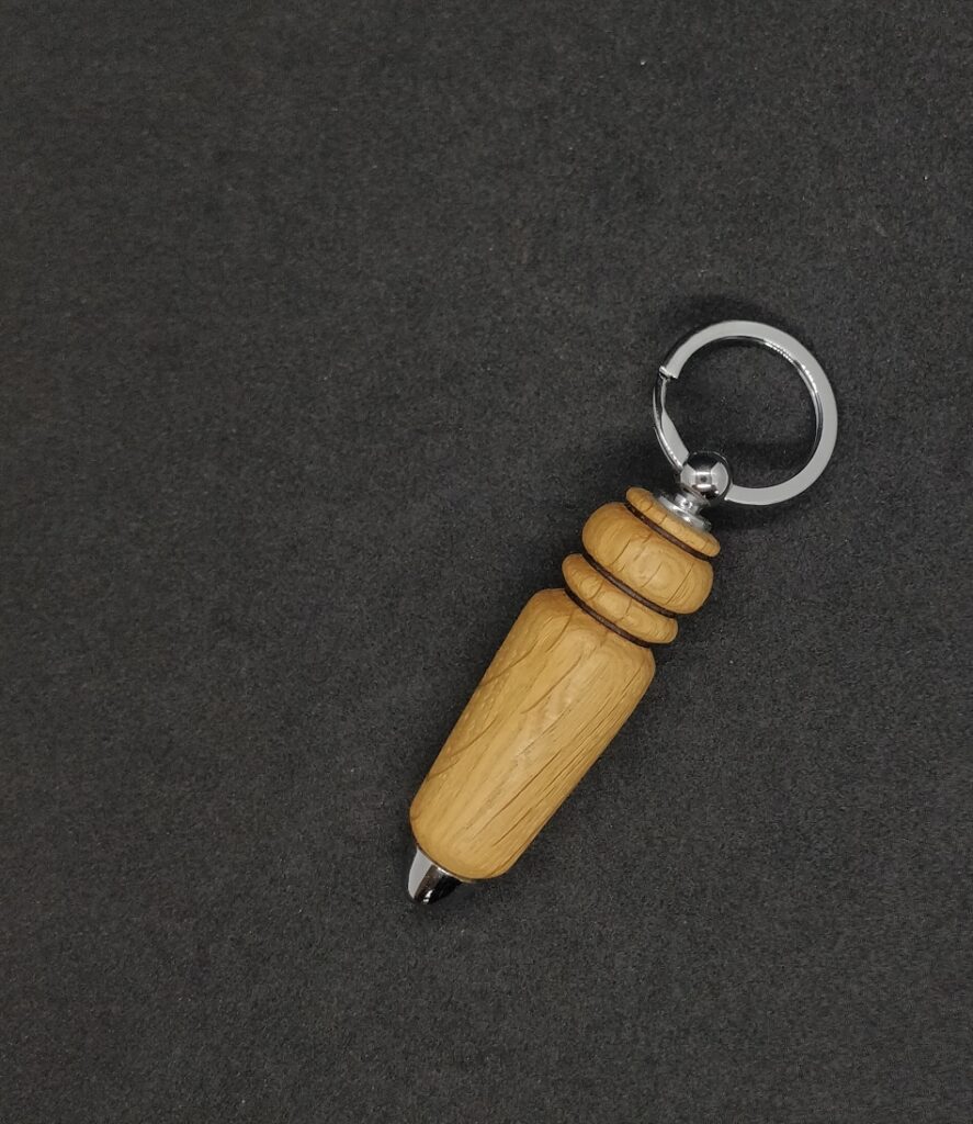 Voici un porte-clés en Hêtre très lisse au touché