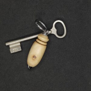 porte-clés en bois de noyer dee Royan en Charente Maritime tourné artisanalement par Howood