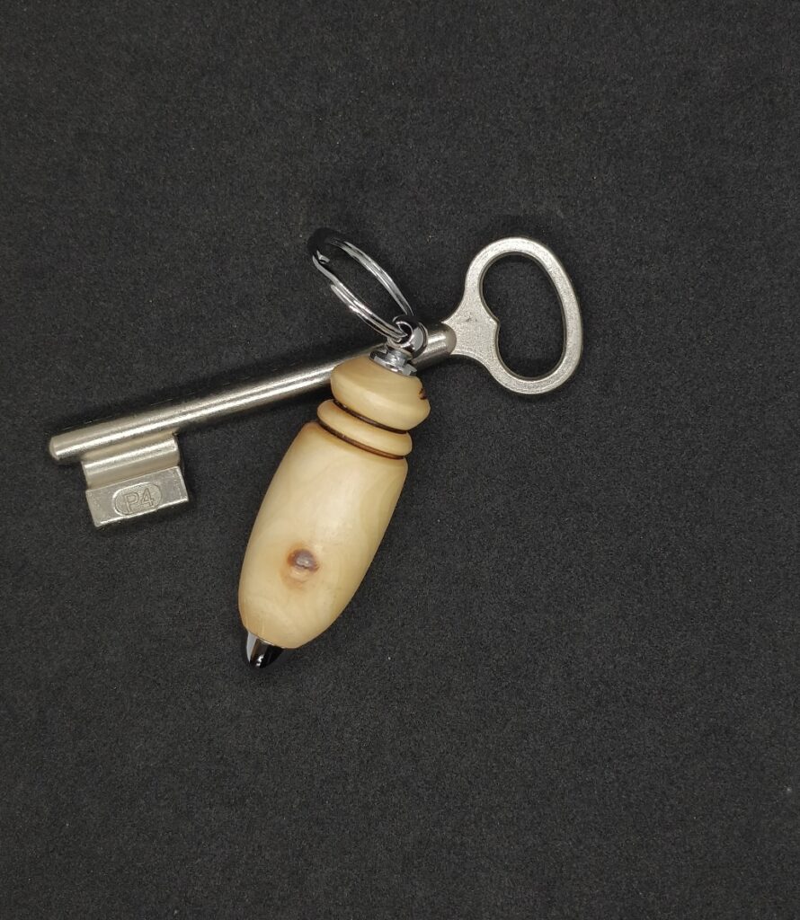 porte-clés en bois de noyer dee Royan en Charente Maritime tourné artisanalement par Howood