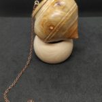 Très joli pendule mais également catalyseur d'énergie à suspendre en abricotier. Artisanat howood