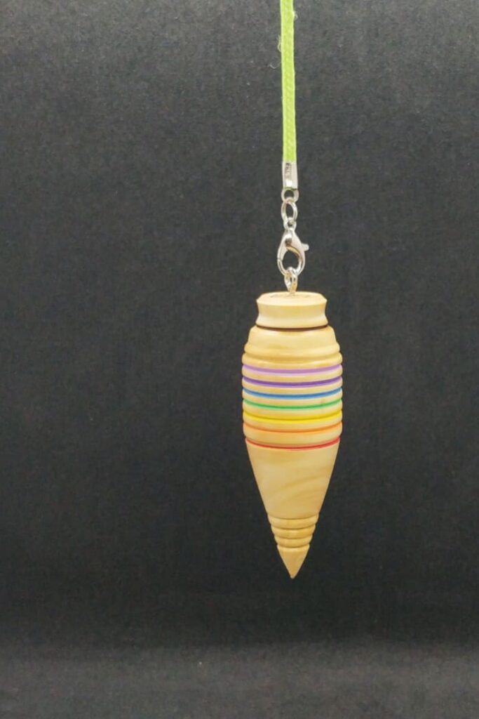 Pendule de radiesthésie destiné aux soins 7 chakras