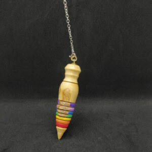 Pendule de radiesthésie artisanal Howood conçu pour des soins énergétiques en bois de buis à destination des thérapeutes, magnétiseurs.