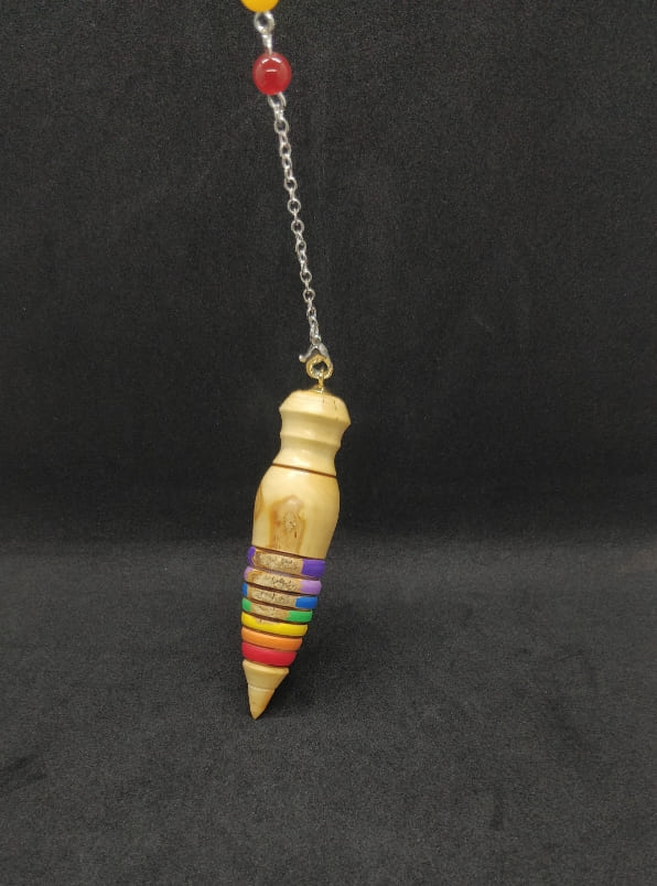 Pendule de radiesthésie artisanal Howood conçu pour des soins énergétiques en bois de buis à destination des thérapeutes, magnétiseurs.