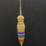 Pendule de radiesthésie artisanal Howood conçu pour des soins énergétiques en bois de buis à destination des thérapeutes, magnétiseurs.