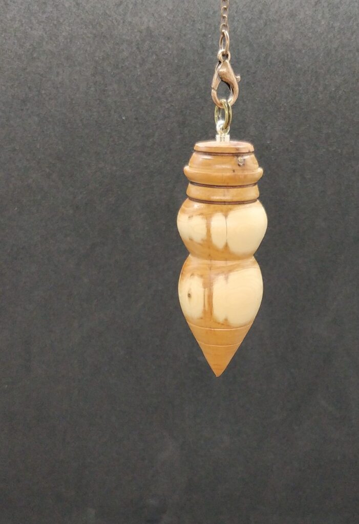 Pendule artisanal unique en bois d'if