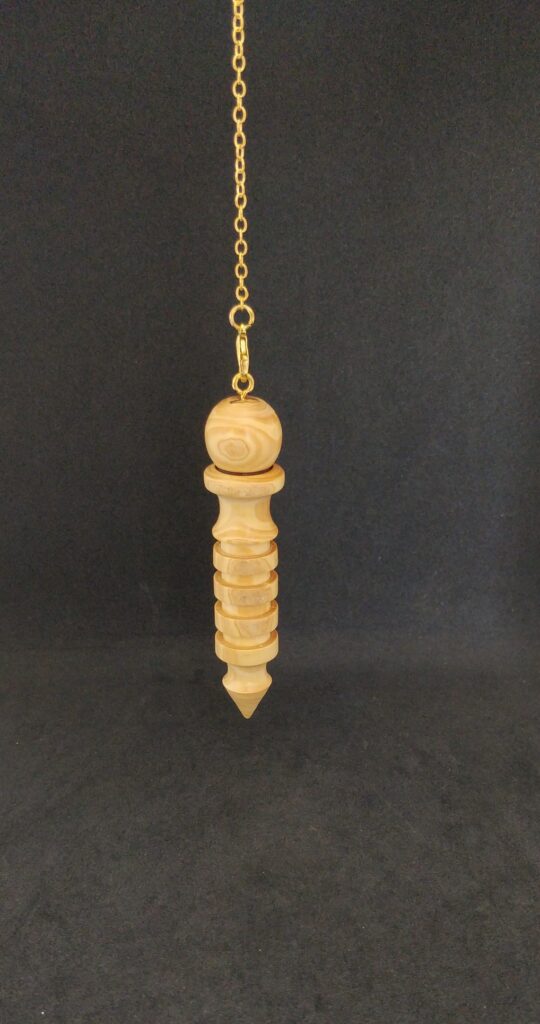 Joli pendule Égyptien Isis en bois de Buis. Artisanat Howood
