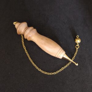 Pendule égyptien artisanat en mirabellier et métal doré