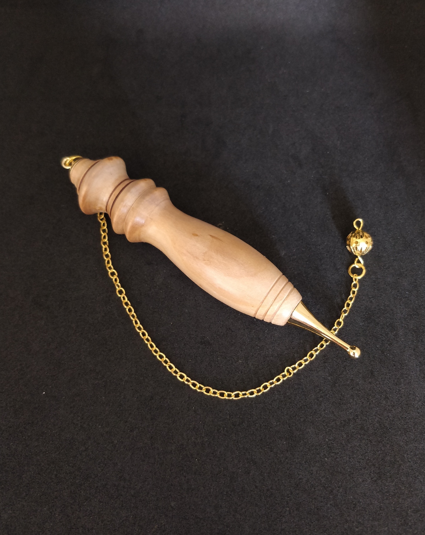 Pendule égyptien artisanat en mirabellier et métal doré