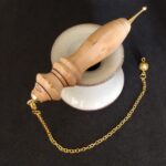 Pendule égyptien artisanat en mirabellier et métal doré