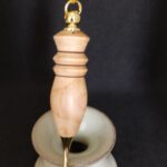 Pendule de radiesthésie artisanal égyptien mirabellier et métal doré.