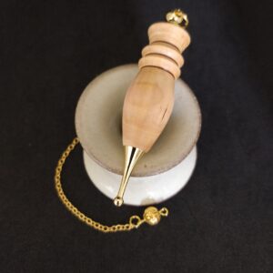Pendule de radiesthésie artisanal égyptien mirabellier et métal doré.
