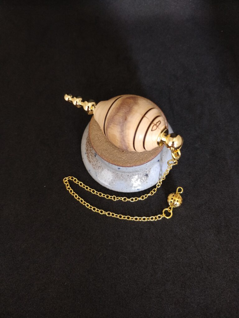 Pendule de radiesthésie artisanal en mirabellier et métal