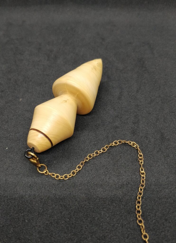 Pendule artisanal de radiesthésie fait main à Royan en bois de buis