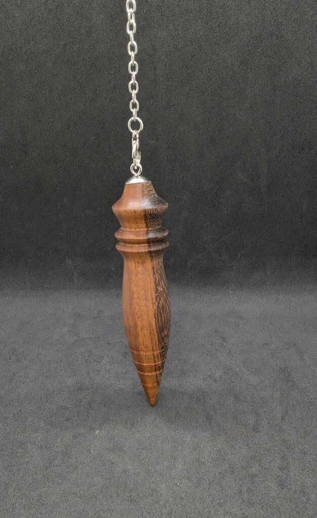 Pendule Égyptien Artisanal en Gonçalo Alves (Bois de Tigre)
