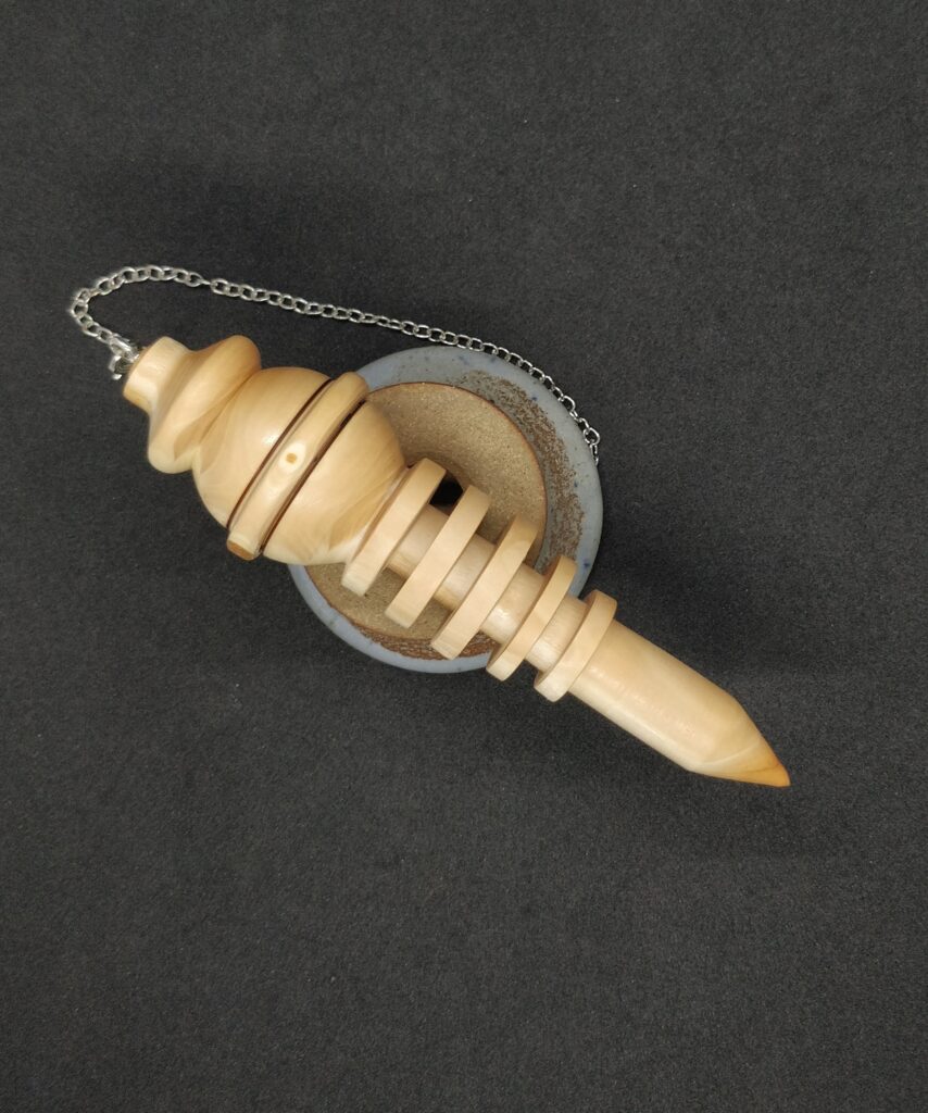 Pendule de radiesthésie artisanal, Saturne Impérial en bois d'if