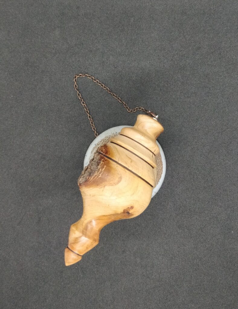 Pendule artisanal de radiesthésie en Abricotier