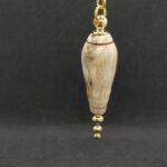 Pendule de radiesthésie artisanal en bois de Judée.