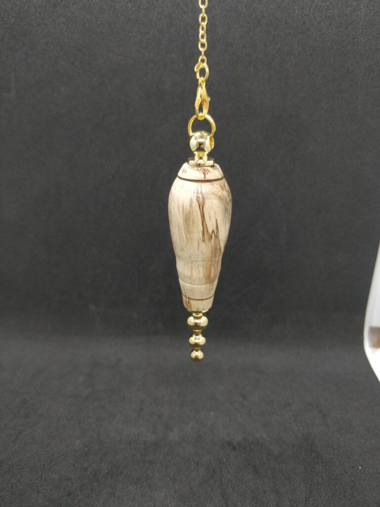 Pendule de radiesthésie artisanal en bois de Judée.