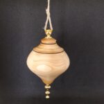 Pendule de radiesthésie artisanal en bois d'if et métal doré.