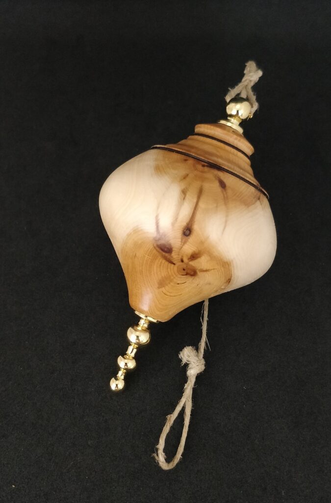 Pendule de radiesthésie artisanal en bois d'if et métal doré.